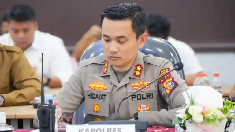 Kapolres-Kuantan-Singingi-AKBP-Hidayat-Perdana-siaga-bantu-korban-banjir