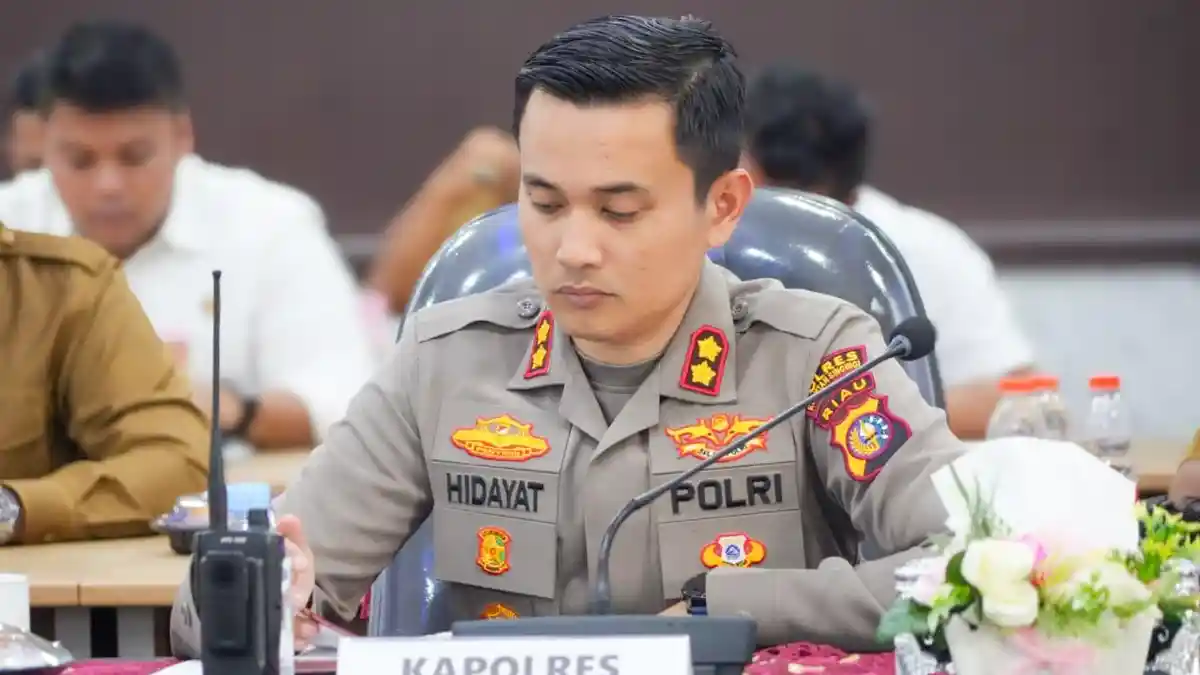 Kapolres-Kuantan-Singingi-AKBP-Hidayat-Perdana-siaga-bantu-korban-banjir