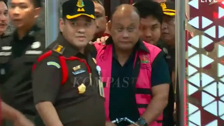 Dadan-Hindayana-eks-Kepala-BGN-berompi-merah-jambu