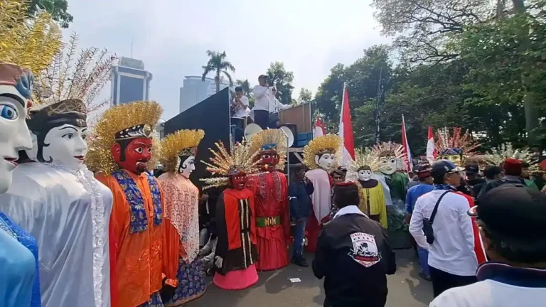Massa-Pro-MBG-membawa-ondel-ondel-dalam-aksi-di-kawasan-Monas