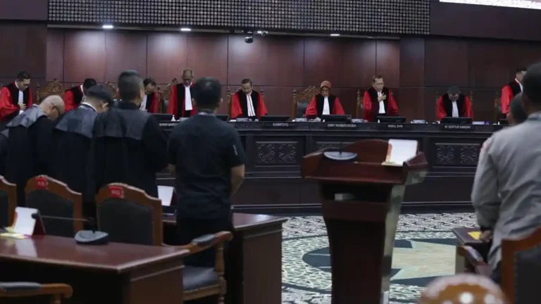 Para-hakim-MK-dalam-sidang-gugatan-Polri-di-bawah-Kemendagri