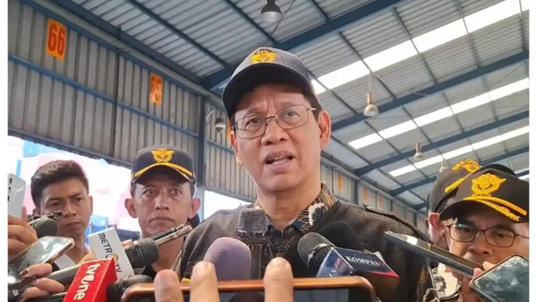 Purbaya-Yudhi-Sadewa-cek-barang-impor-di-Pelabuhan