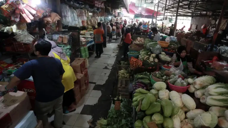 omzet-pedagang-pasar-tradisional-menurun_20210722_140739